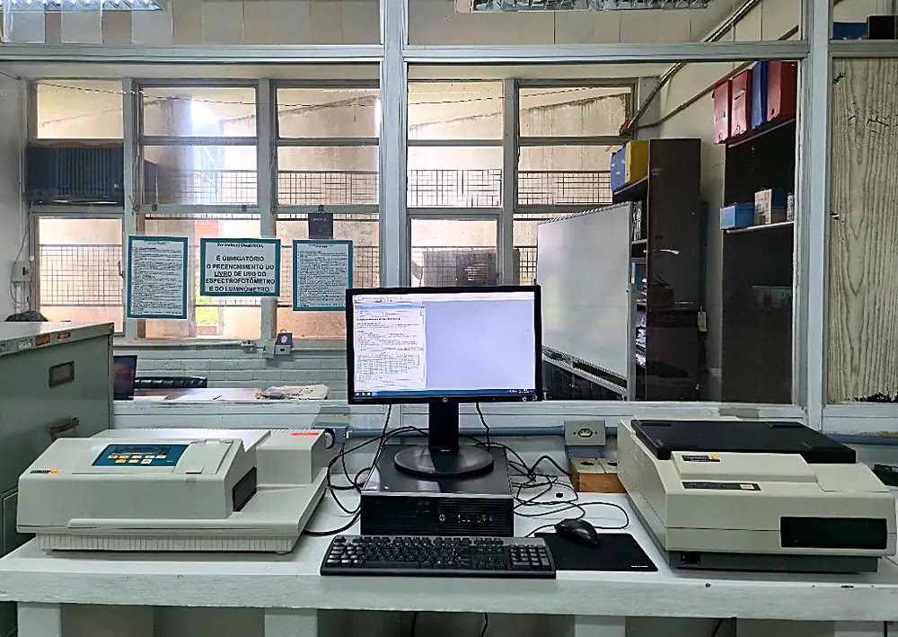 Spectrophotometer and luminometer station